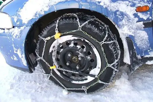 poner las cadenas del coche para conducir por la nieve