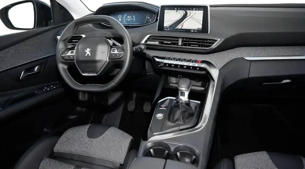 Lujosa y cómoda cabina interior del Peugeot 3008