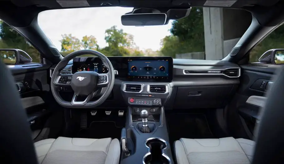 Ford Mustang 2022 interior